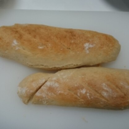 思っていたより簡単に出来ました
普通のフランスパンよりもっちりした食感に仕上がります
冷めても固くならず美味しくいただけます